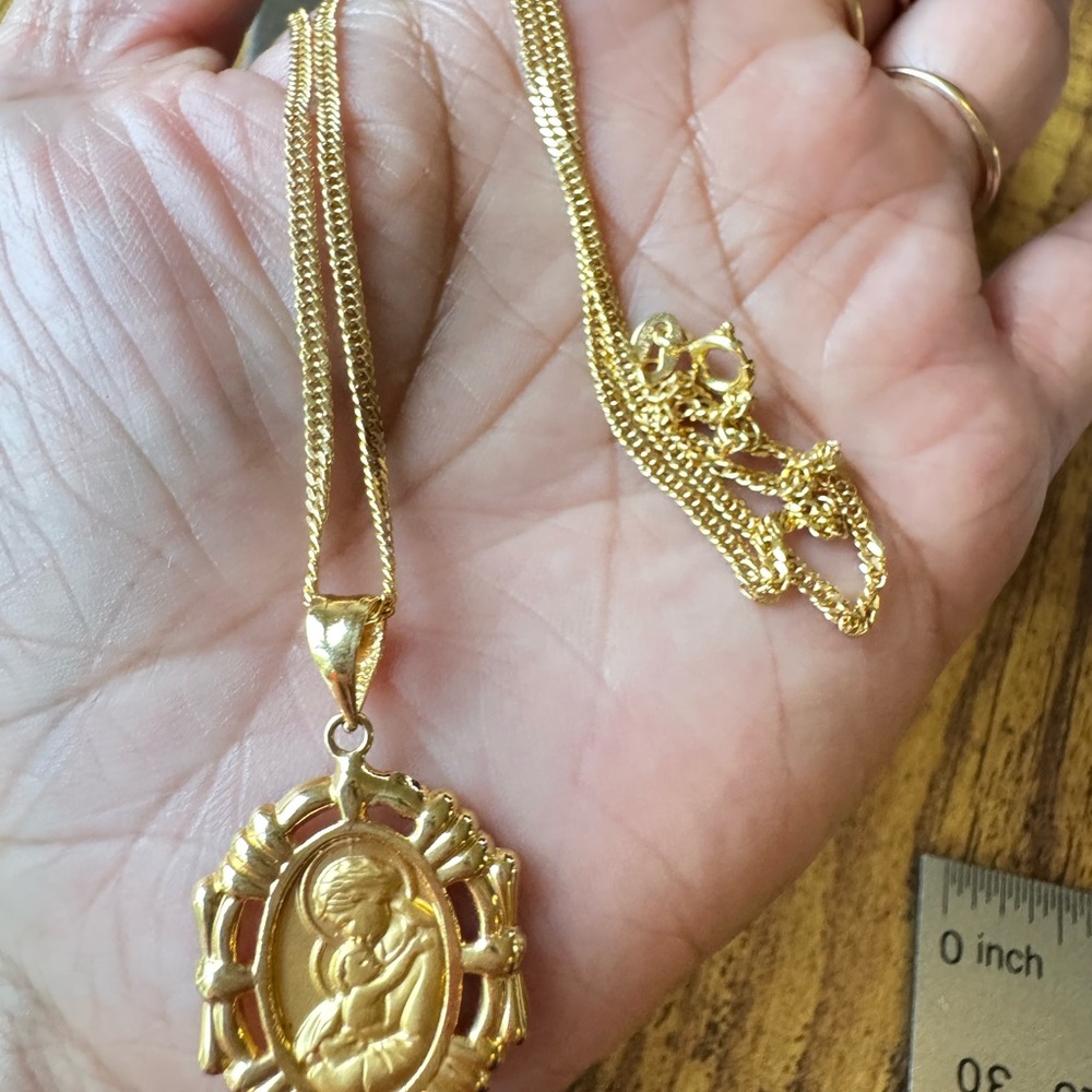 18k SAUDI GOLD  MOTHER & CHILD PENDANT NECKLACE   18” 3.7 Grams - Picture 9 of 9